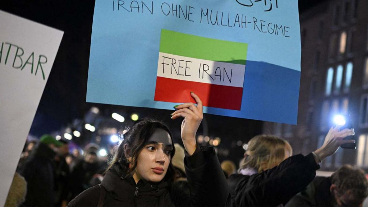 Internet Blackout in Iran Leaves Citizens Anxious and Isolated