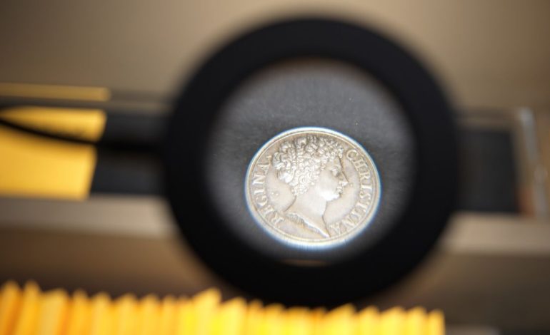 Visitors Explore Historic Islamic Coins on Display at Jeddah Park