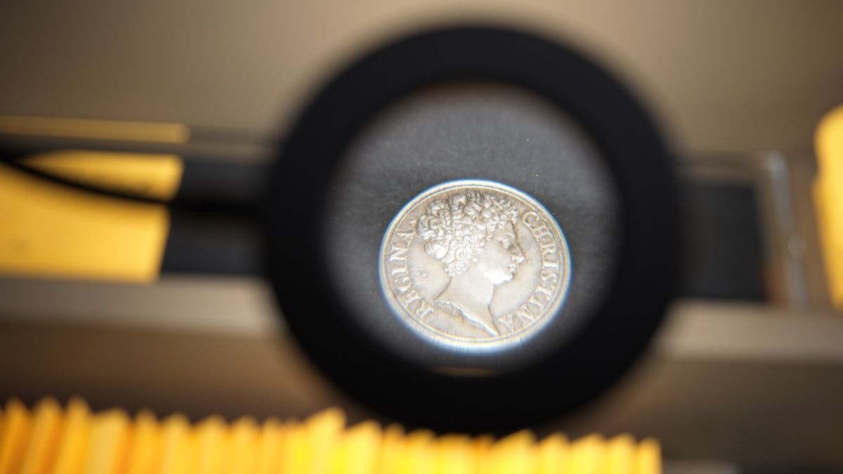 Visitors Explore Historic Islamic Coins on Display at Jeddah Park