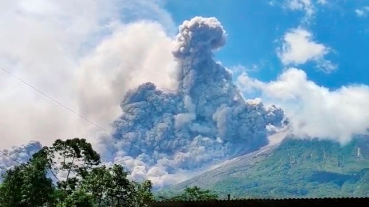 Tragedy Strikes as Indonesian Volcano Erupts, Killing Three Trekkers