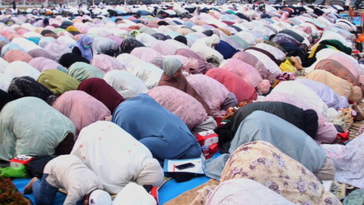 Indonesia Battles Wildfires as Residents Pray for Much-Needed Rain